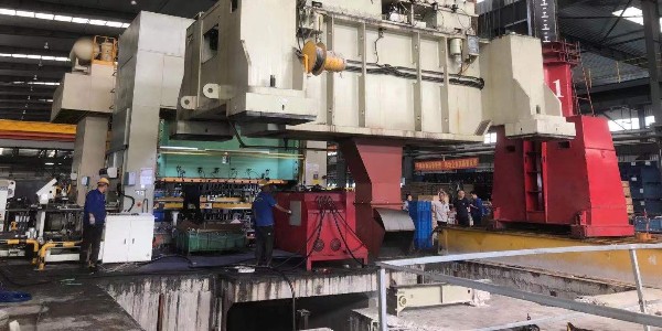 工廠重型生產(chǎn)設(shè)備吊裝搬運如何提高搬運效率？