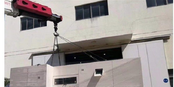 設(shè)備吊裝中的吊機搬運上樓