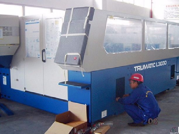 3030大型鐳射機設(shè)備搬運安裝